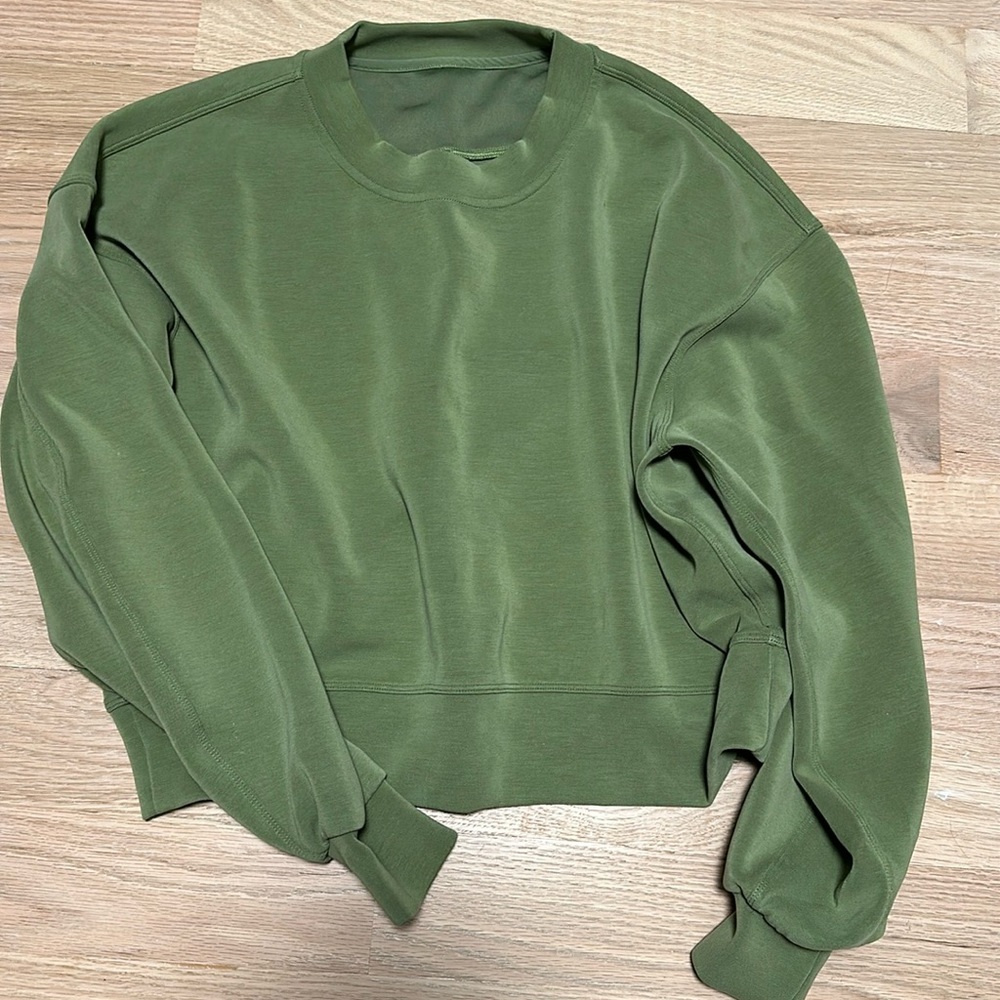 Lululemon Perfectly Oversized Cropped Crew
*Softstreme
Green Foliage
Size 4